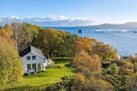 Embrace the Shoreline, Embrace Convenience: Understanding How Waterfront Living Offers a Unique Blend of Natural Discovery